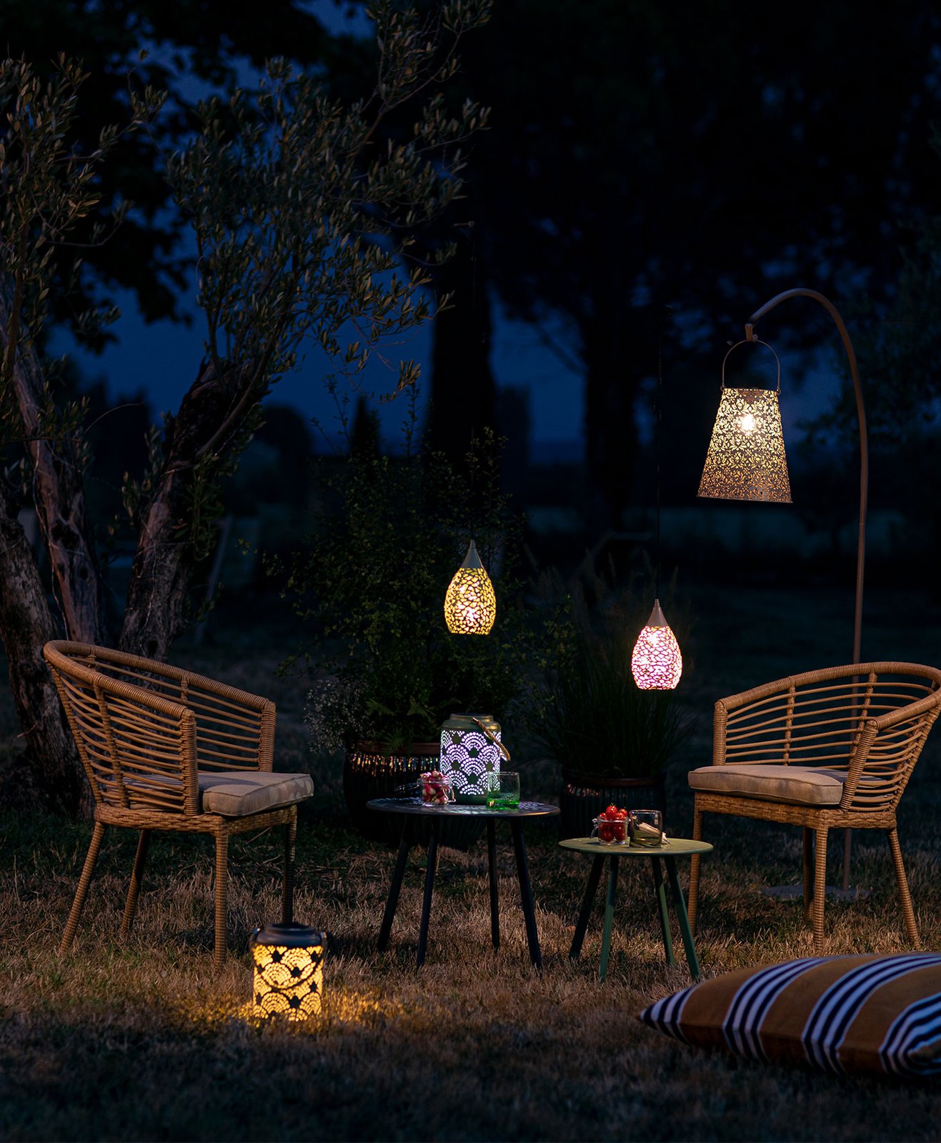 Salon de jardin illuminé avec des lanternes