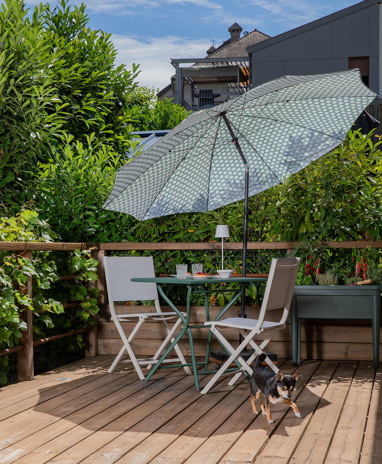 Parasol droit et table de jardin sur une terrasse