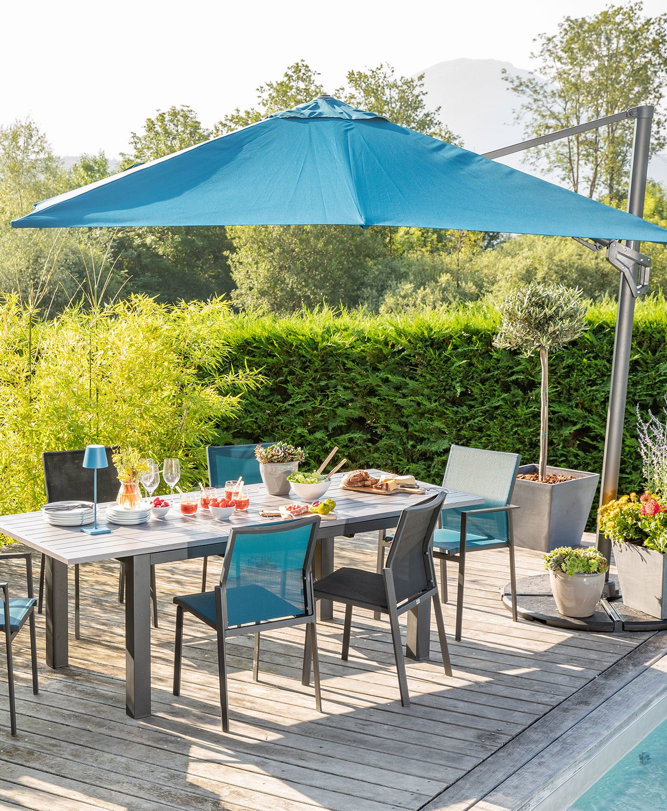 Parasol déporté et table de jardin sur une terrasse
