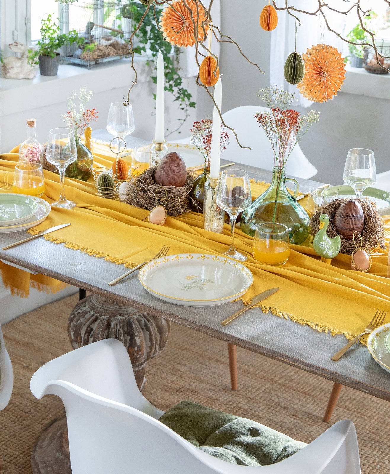 Une table de repas décorée à l'occasion de Pâques