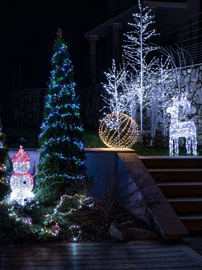 Des guirlandes lumineuses qui décorent un extérieur pour Noël