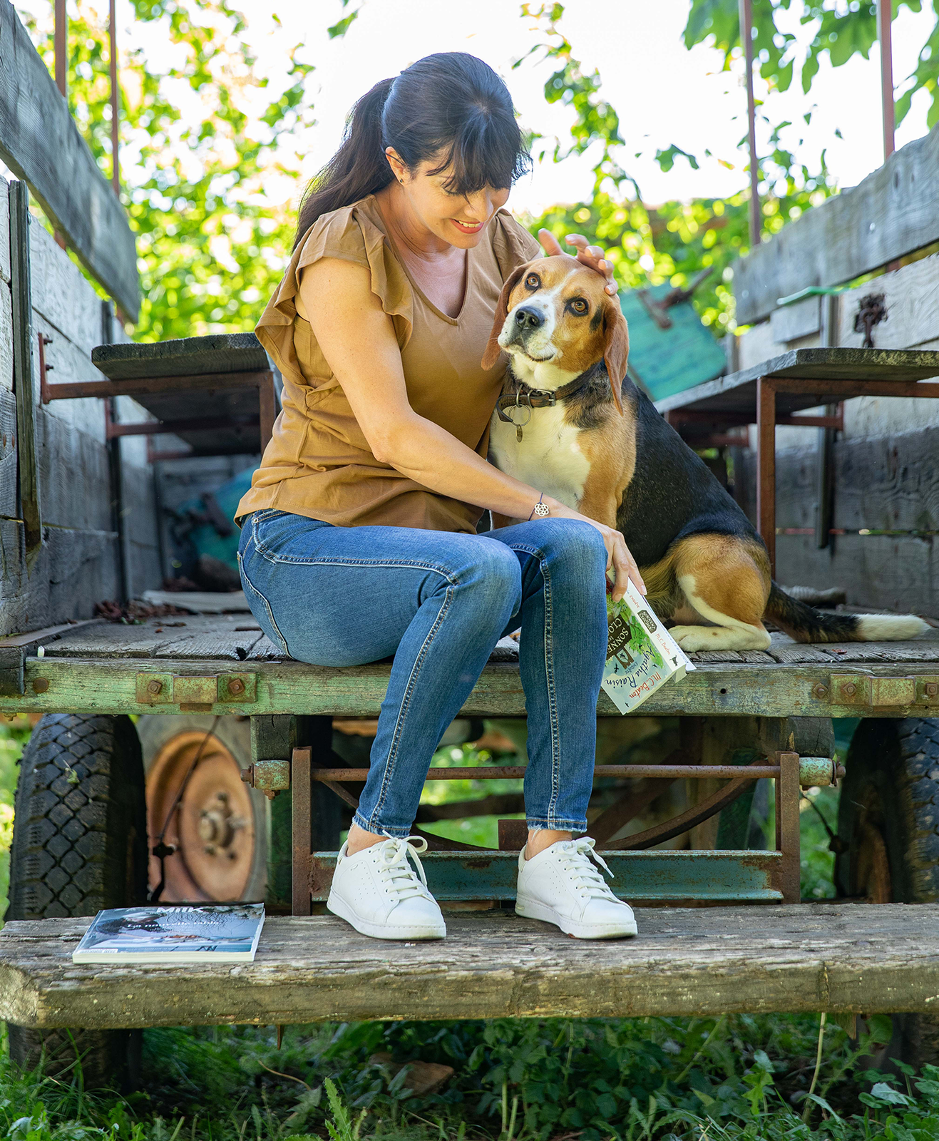 Un beagle et sa maitresse en extérieur