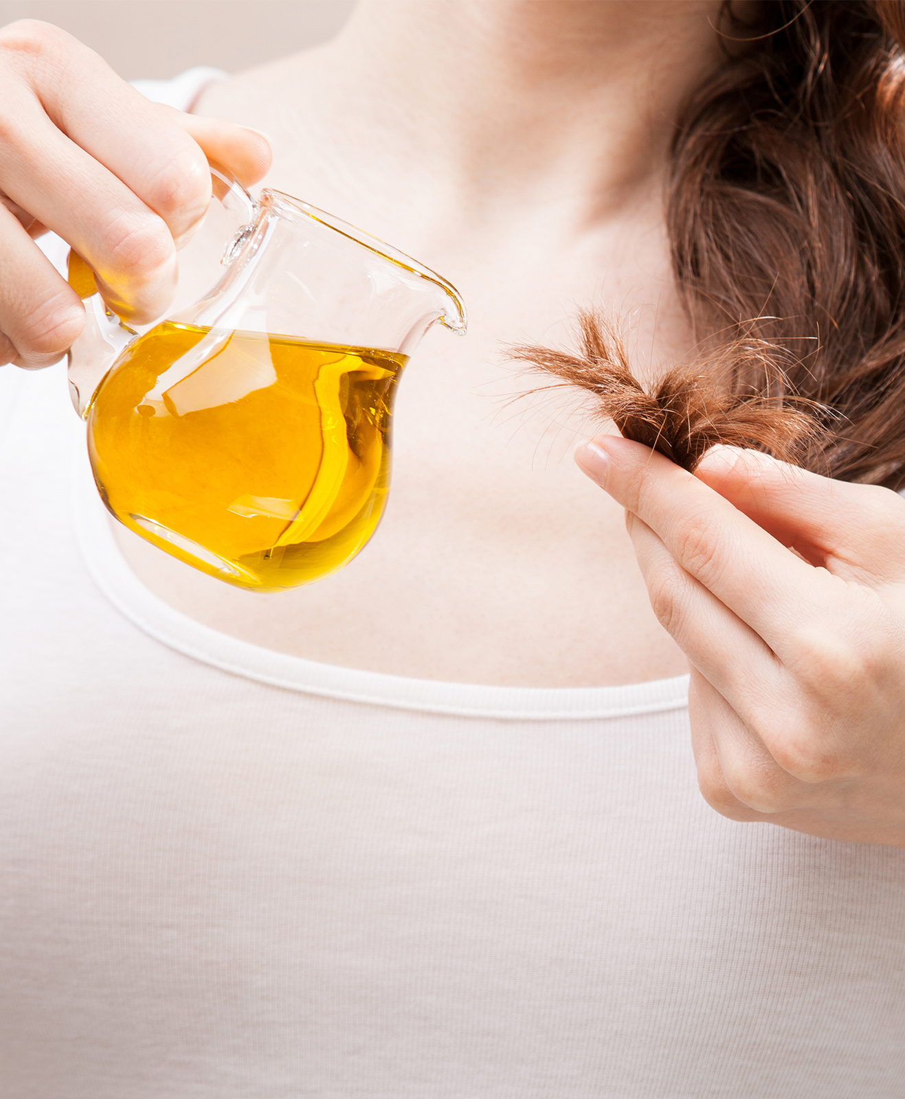 Une femme prend soin de ses cheveux avec de l'huile de ricin