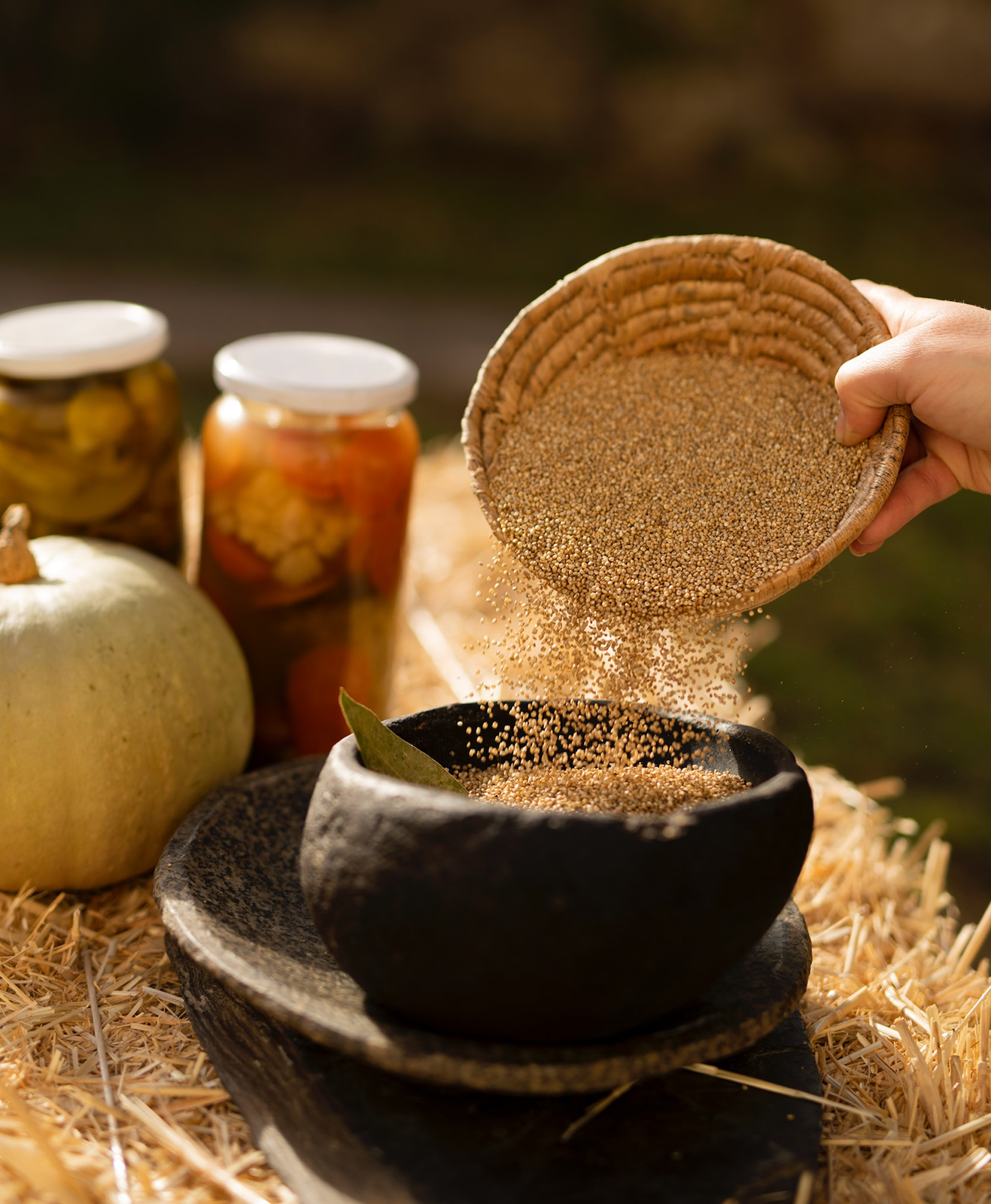 Une personne verse du quinoa sec dans un bol