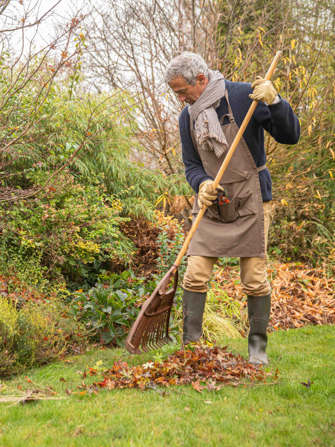 Un homme en train de nettoyer son jardin