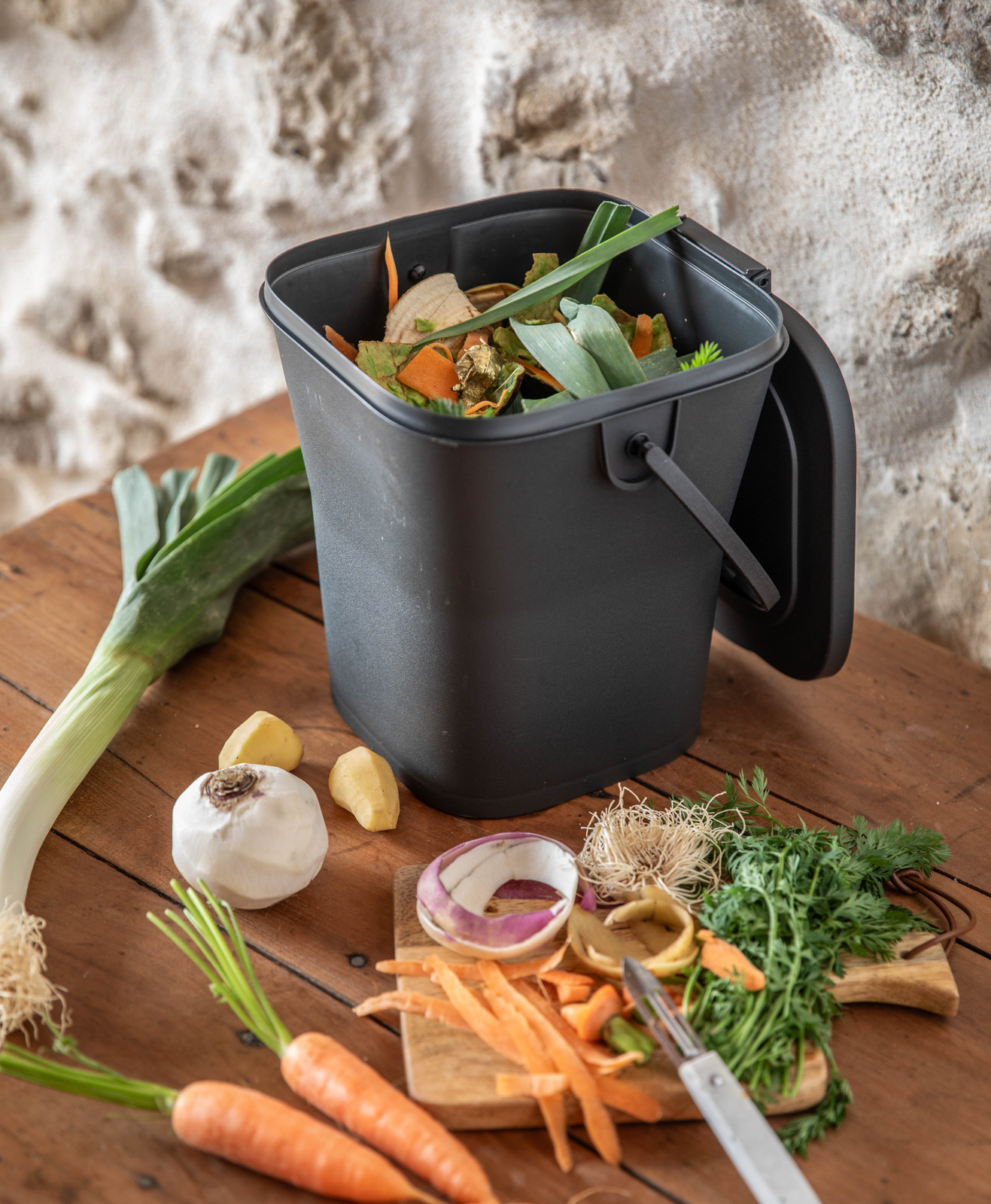UN seau à compost d'intérieur avec des déchets alimentaires