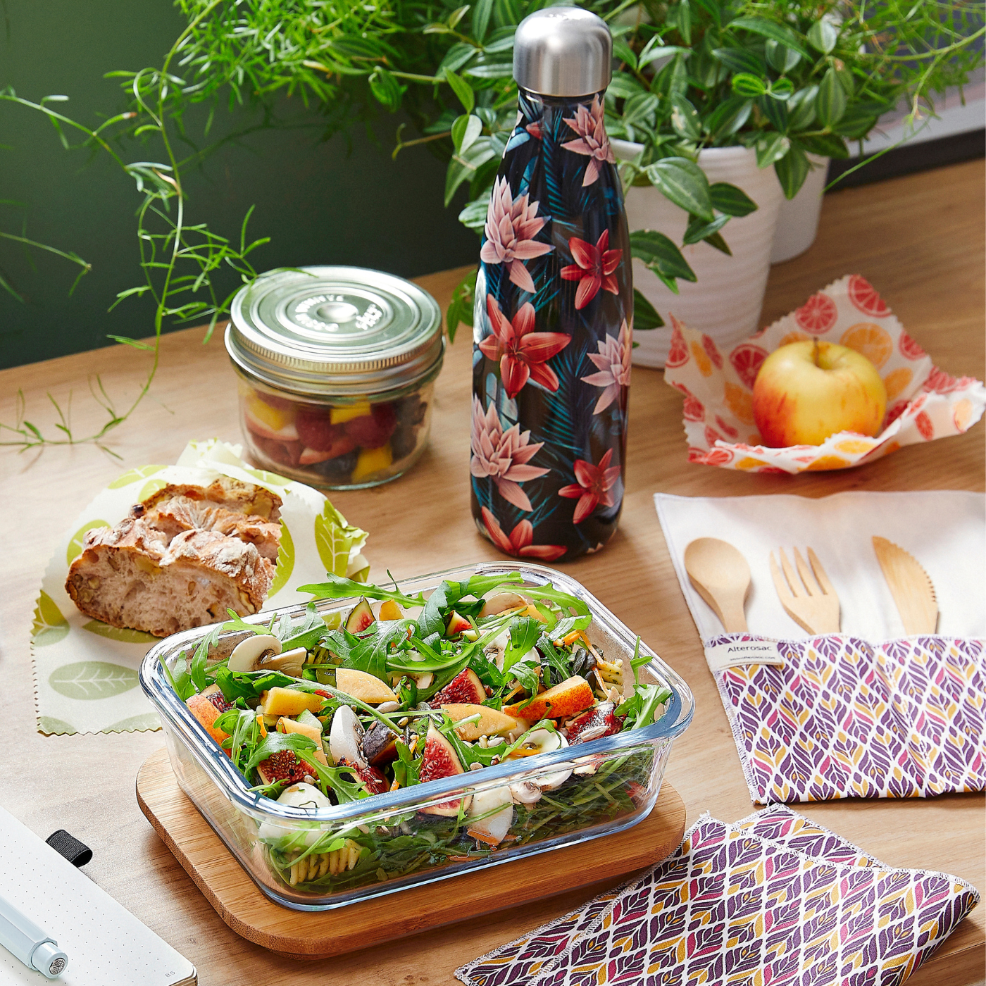 Un repas zéro déchet, couverts réutilisables, gourde, lunch box, feuilles emballage alimentaire