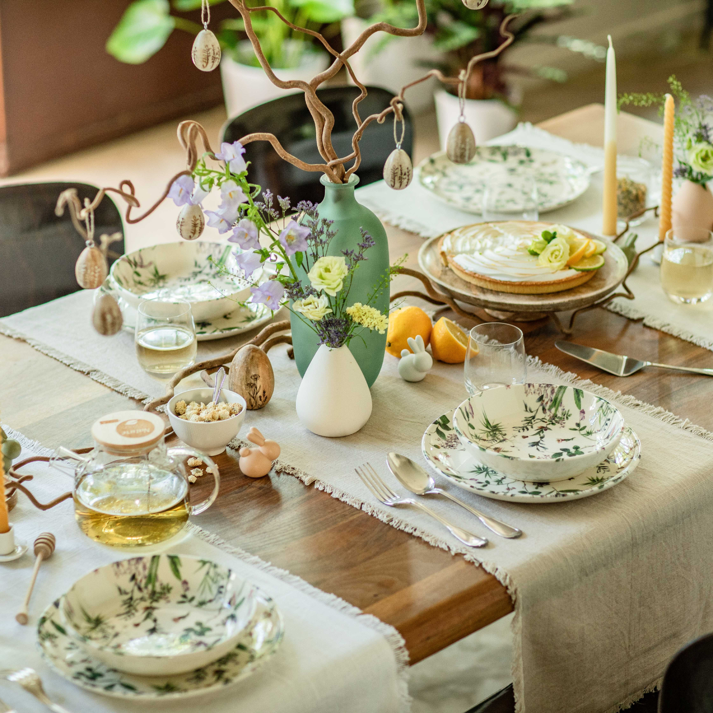 Une table à manger décorée pour fêter Pâques