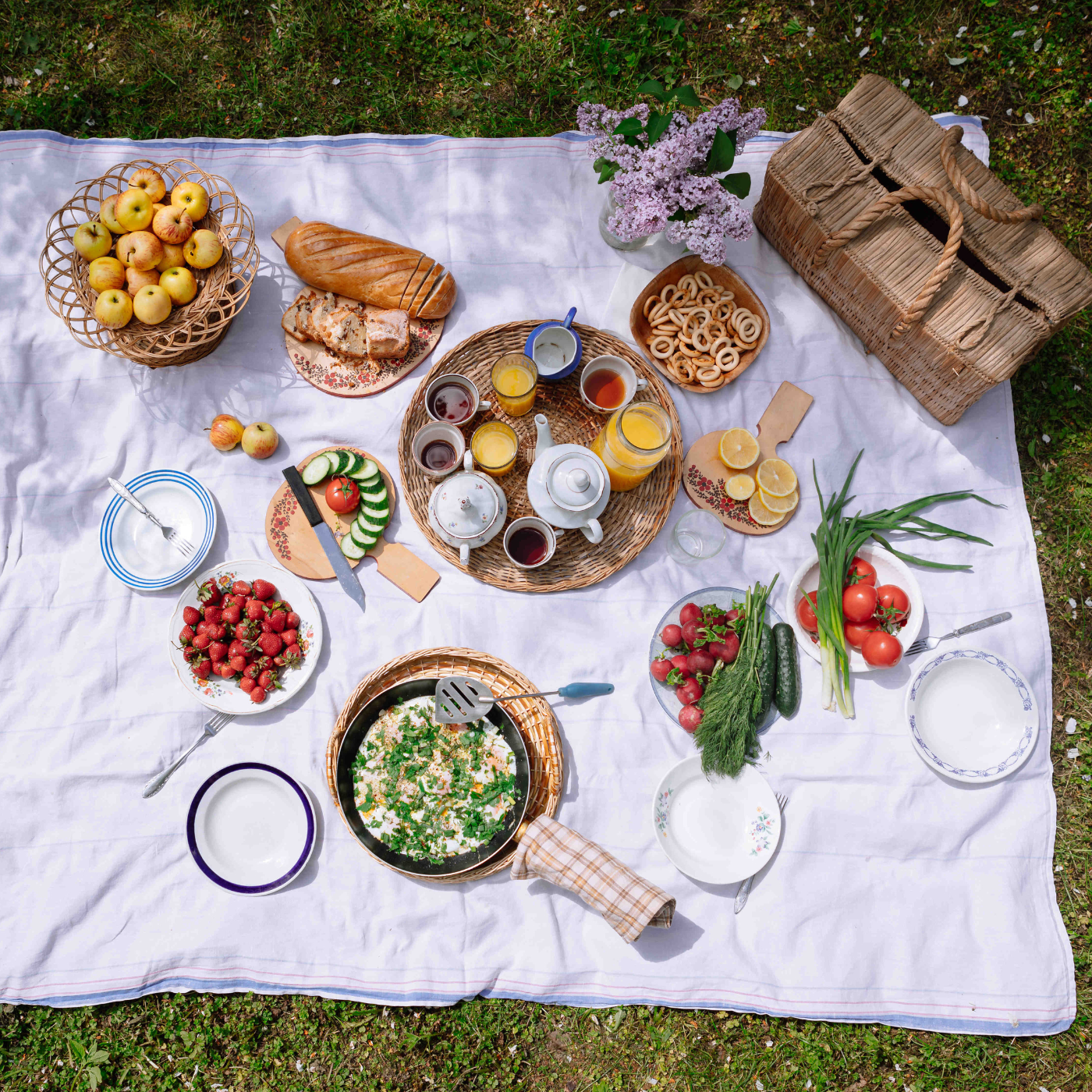 Photo d'un pique-nique, une nappe blanche, des choses à manger