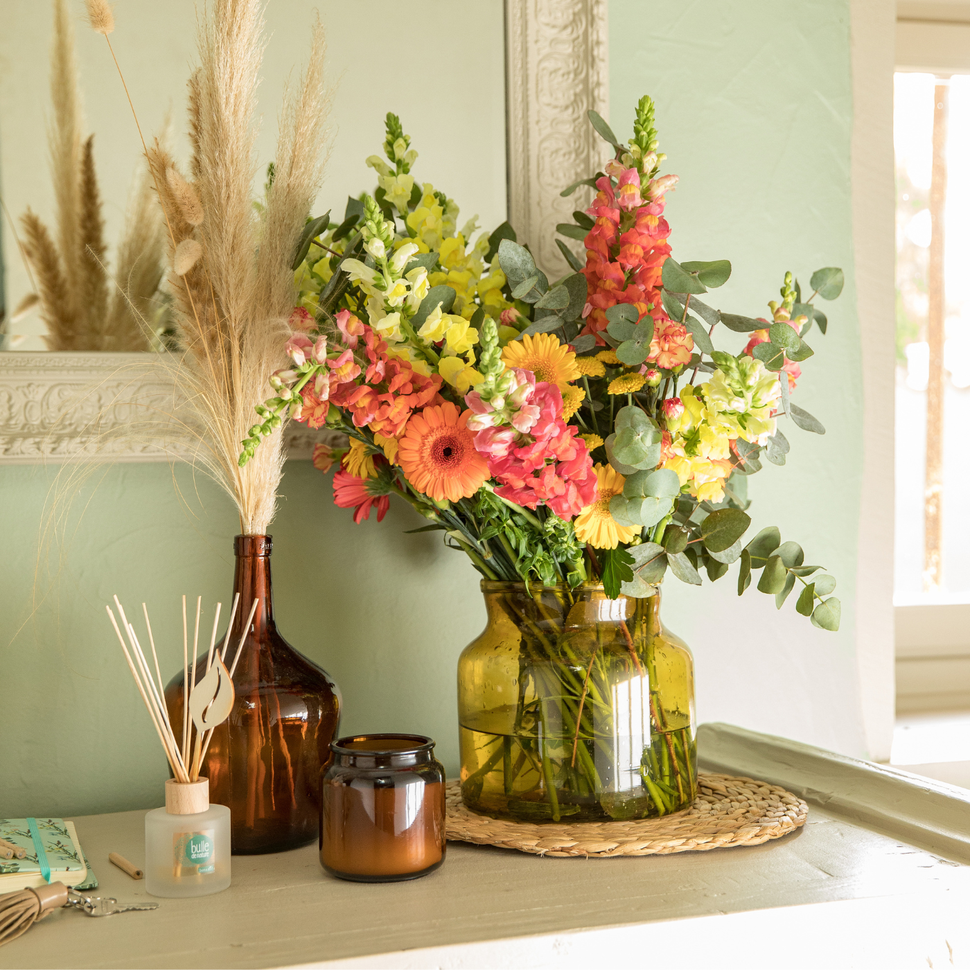 Bouquet de fleurs artificielles sur un meuble et un bouquet parfumé