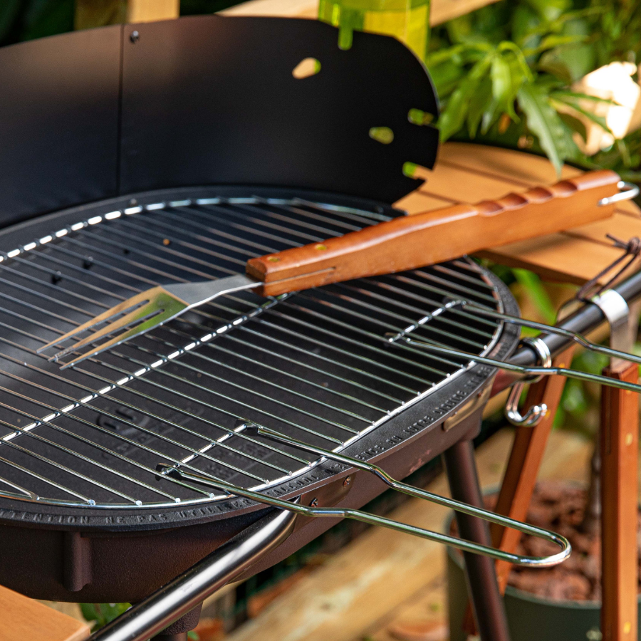 Une fourchette pour barbecue posée sur un barbecue