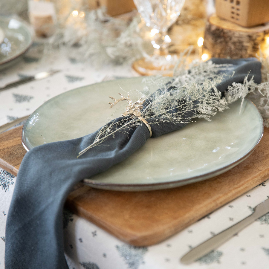 Serviette de table bleue sur une assiette