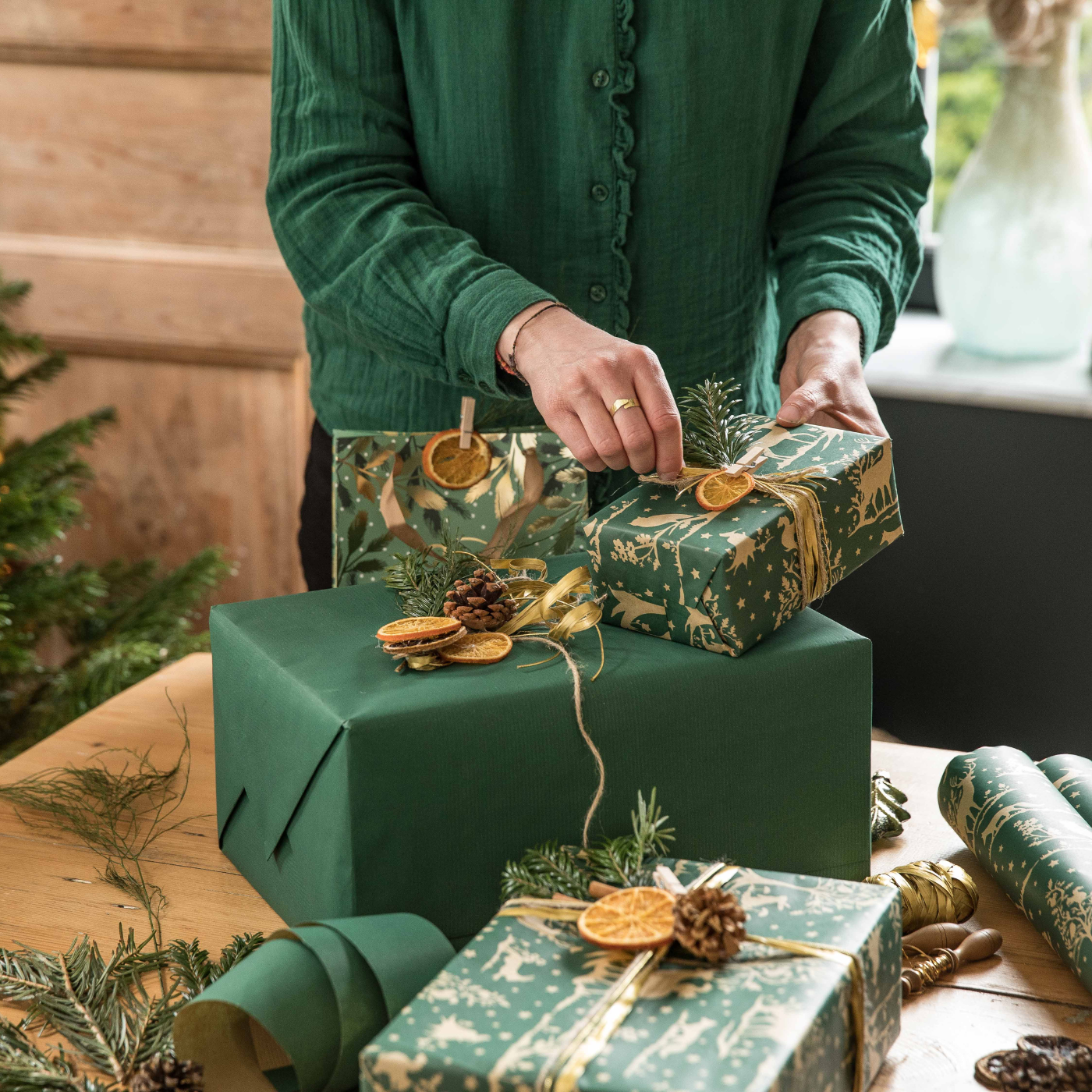 Une femme en train d'emballer ses cadeaux de Noël