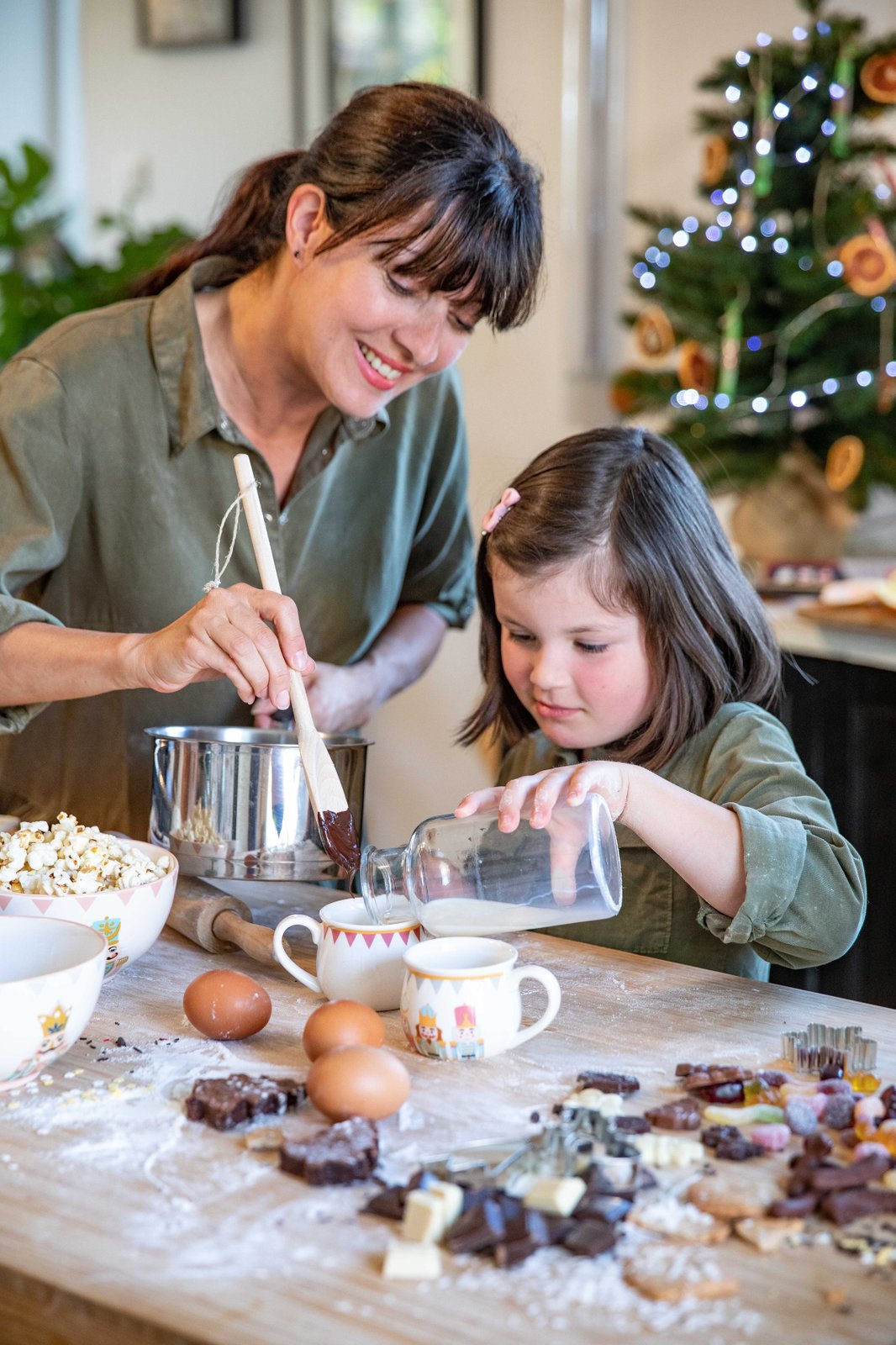 Une mère et sa fille en train de préparer des desserts de Noël