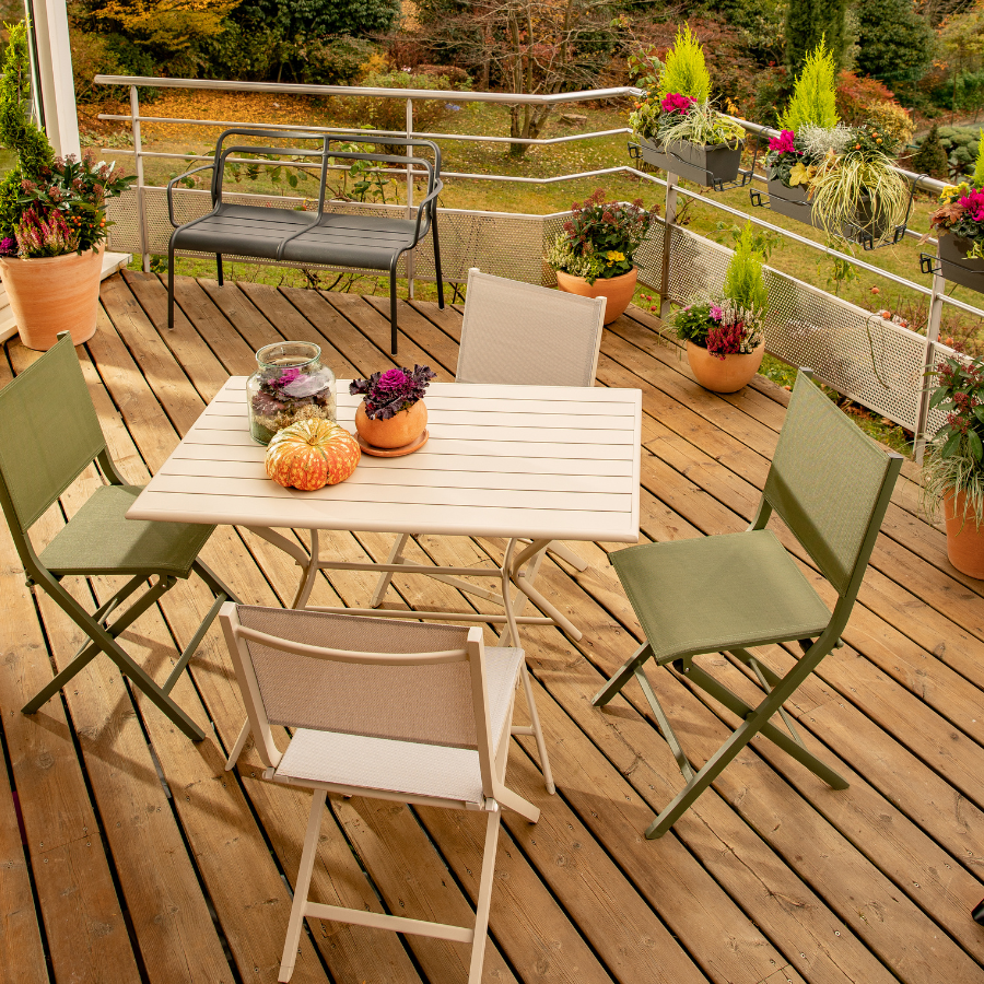 Table et chaises sur la terrasse pendant l'automne