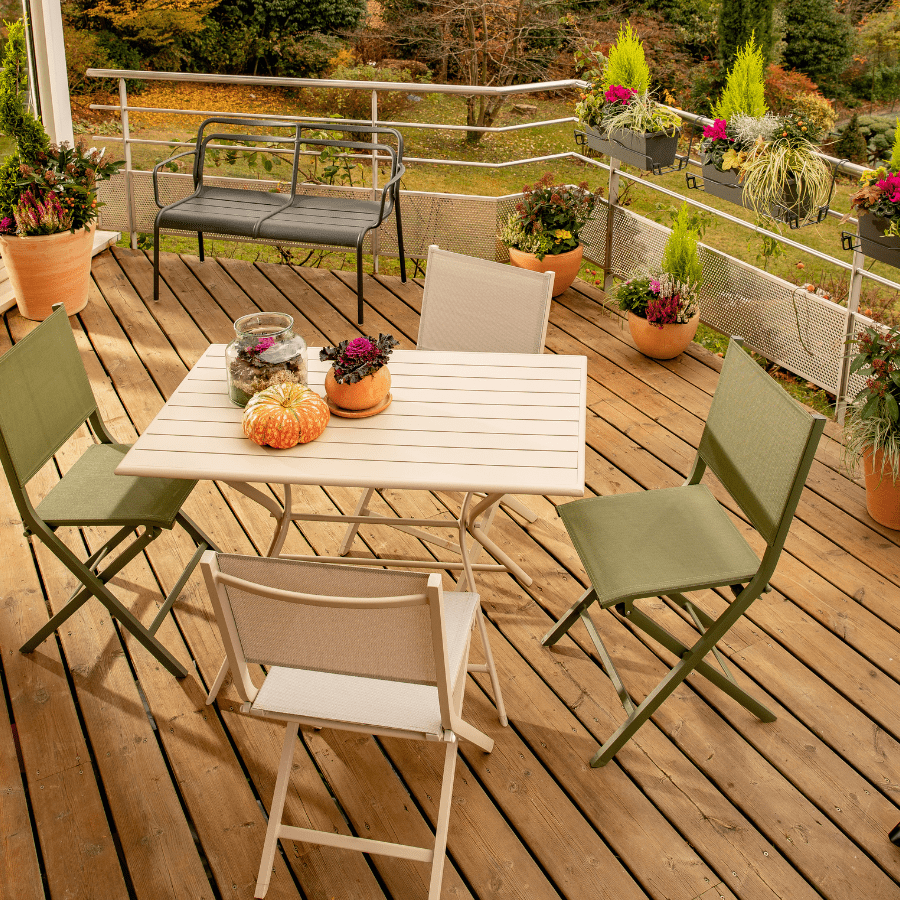 Table et chaises de jardin sur la terrasse en automne