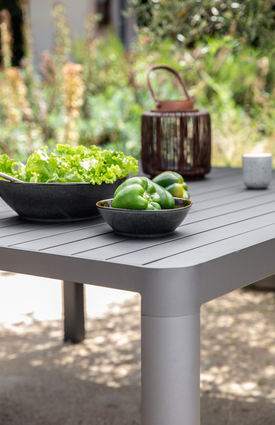 Un zoom sur une table de jardin graphite