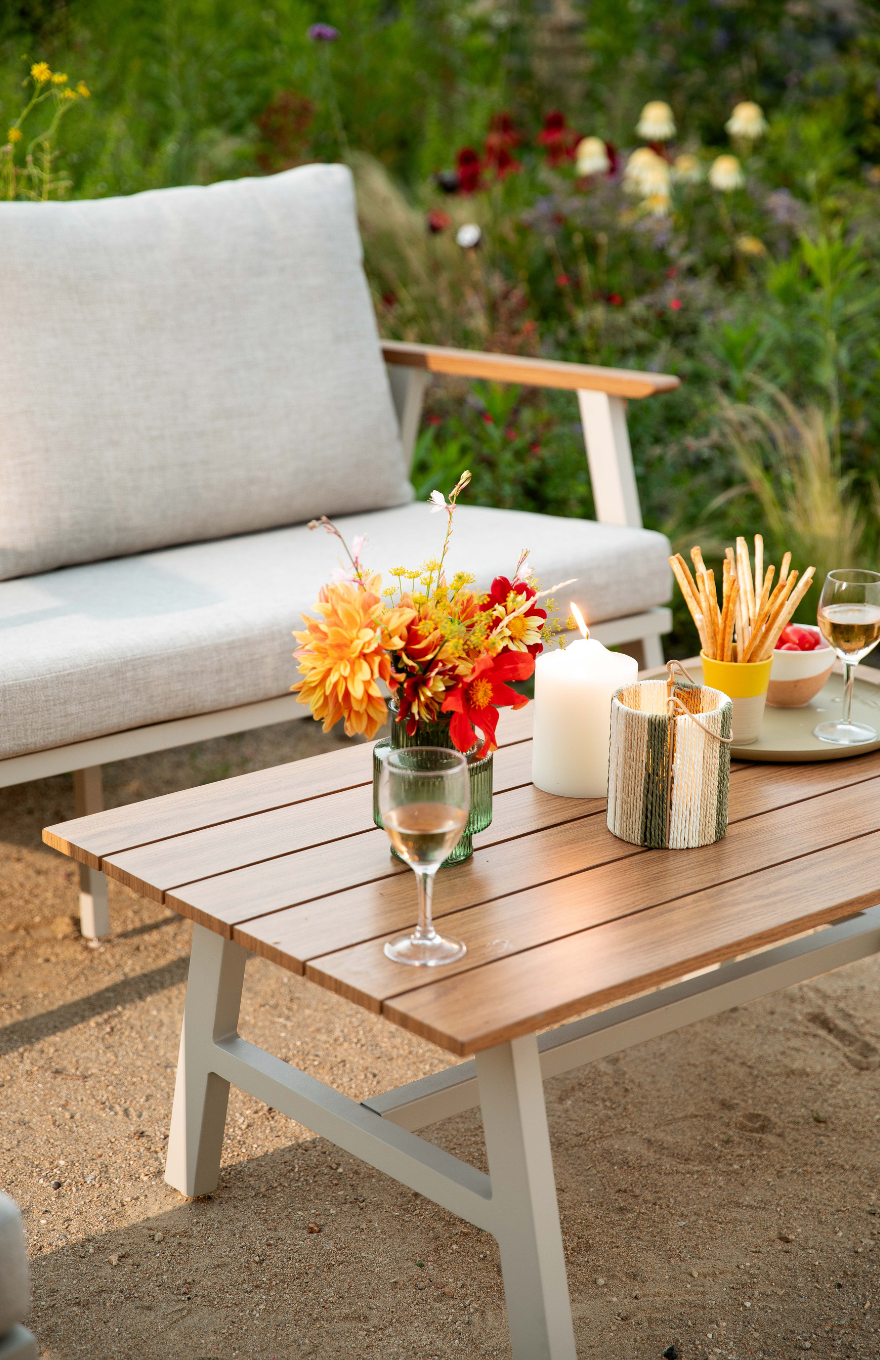 Un zoom sur une table basse de jardin