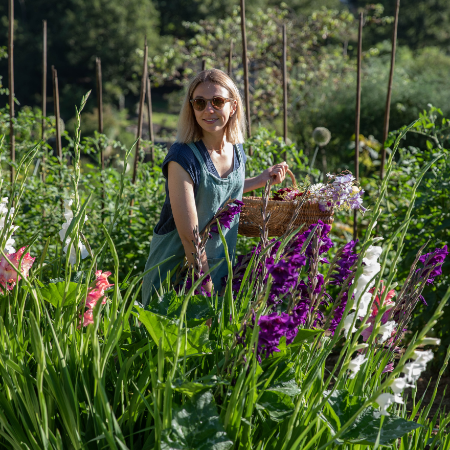 Une femme dans un jardin de fleurs