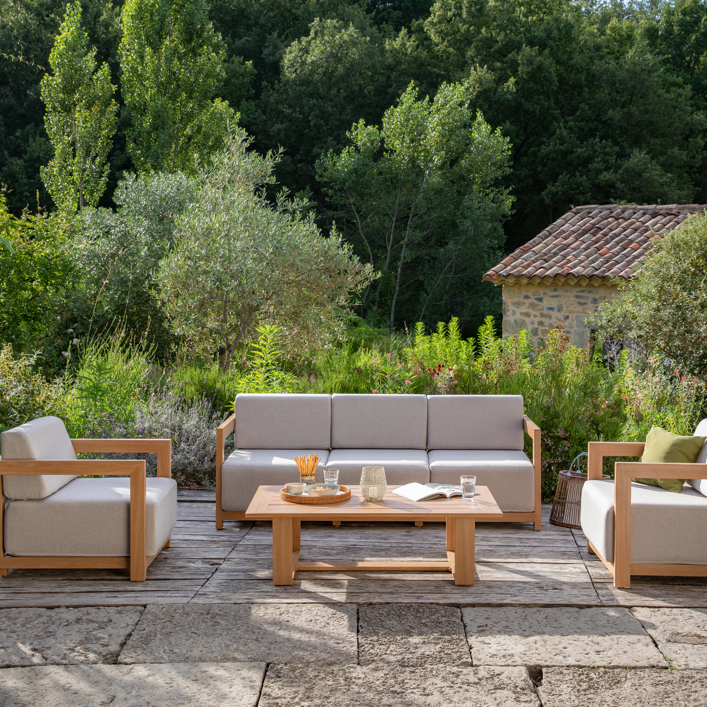 Salon de jardin extérieur sur la terrasse