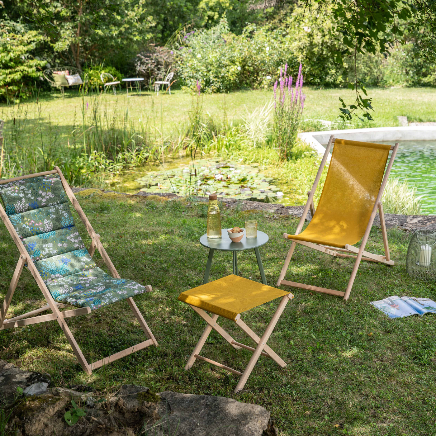Chiliennes dans un jardin en été