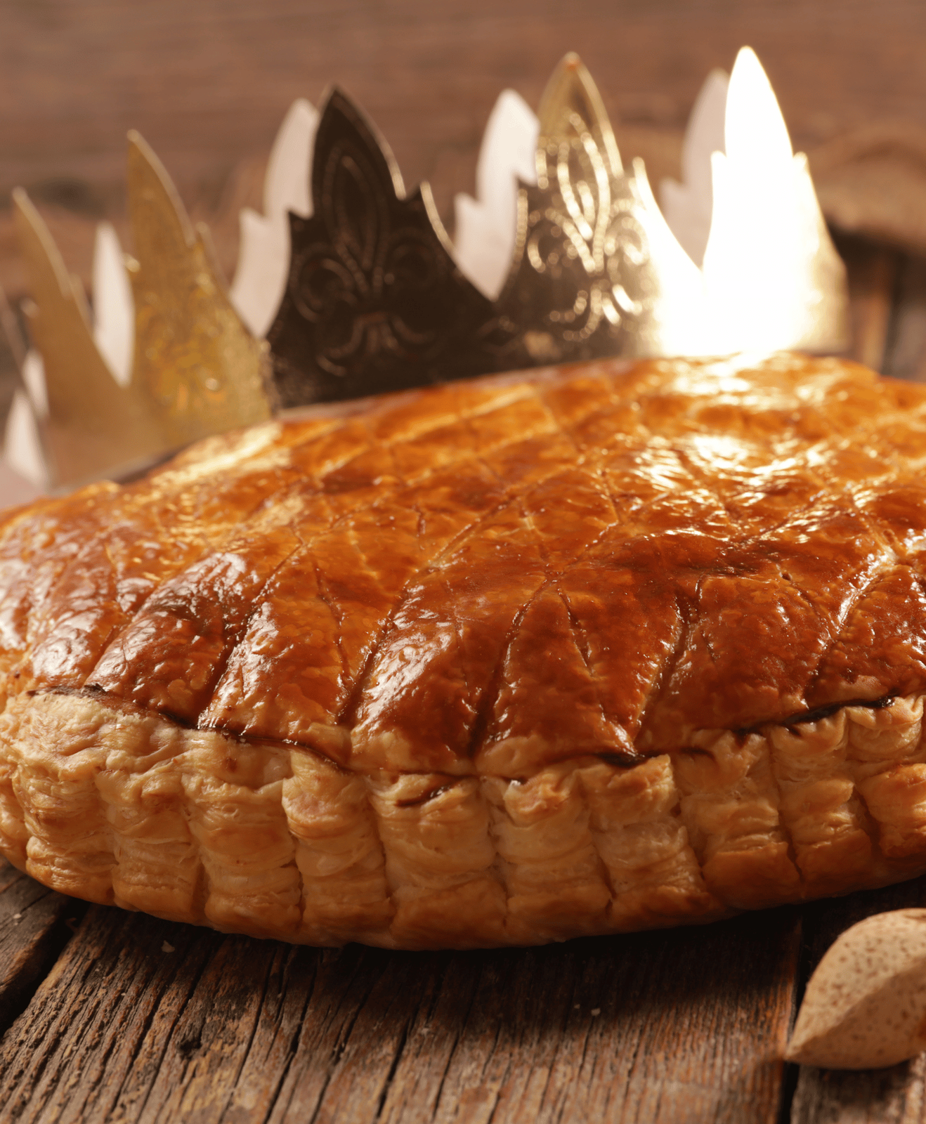 Une galette des rois et sa couronne