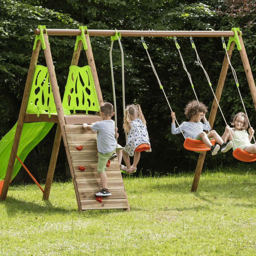 Enfants jouant dans le jardin sur la balançoire