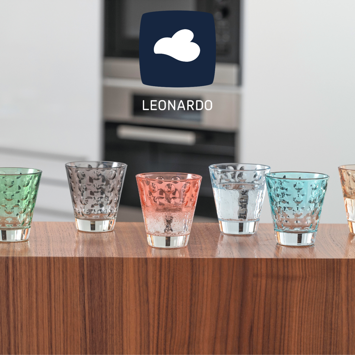 Verres colorés sur un plan de travail en bois