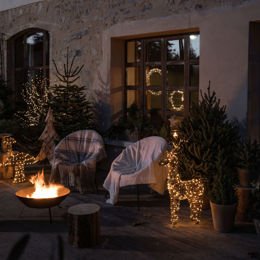 Un extérieur illuminé avec des décorations lumineuses pour Noël