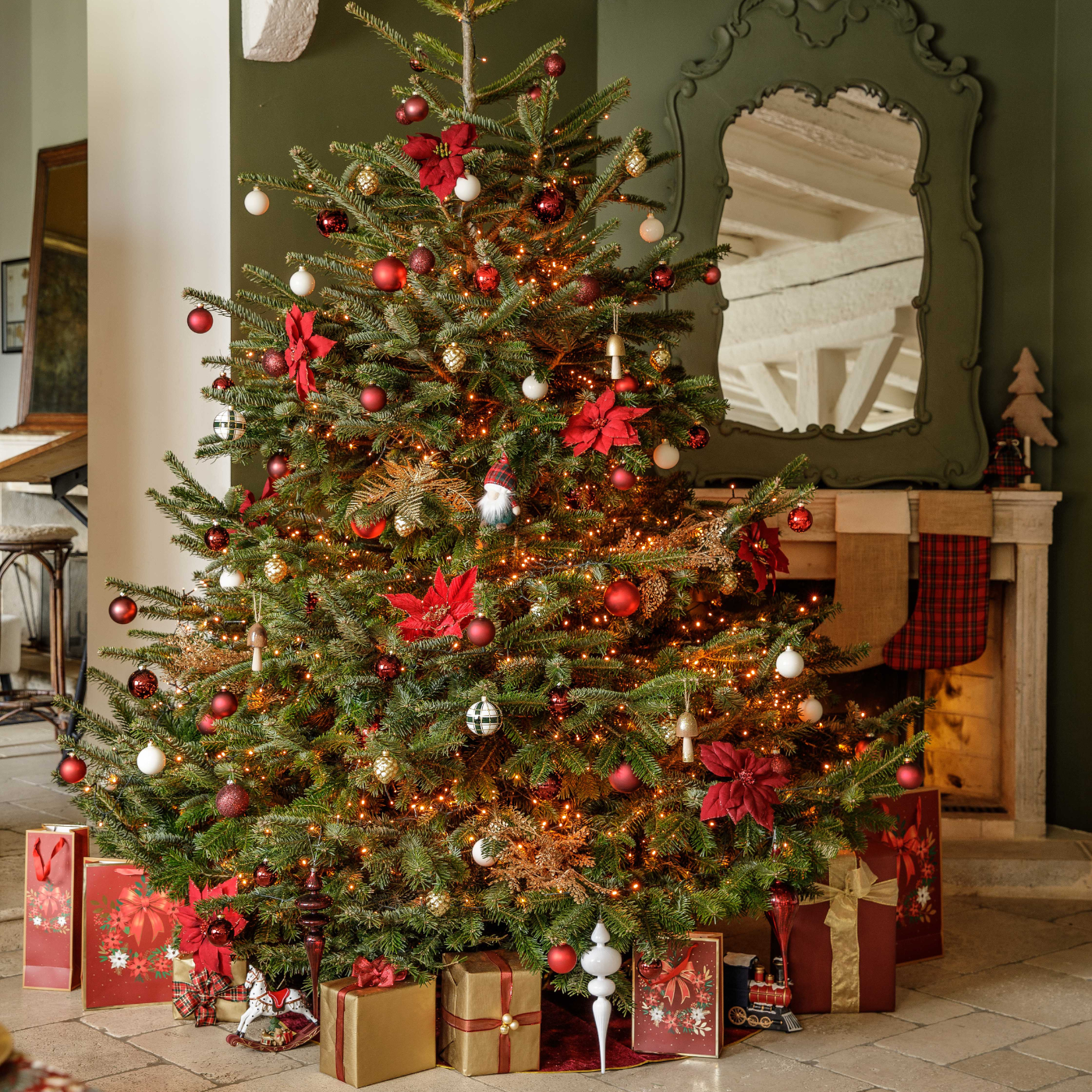 Un sapin de Noël bordeau et or