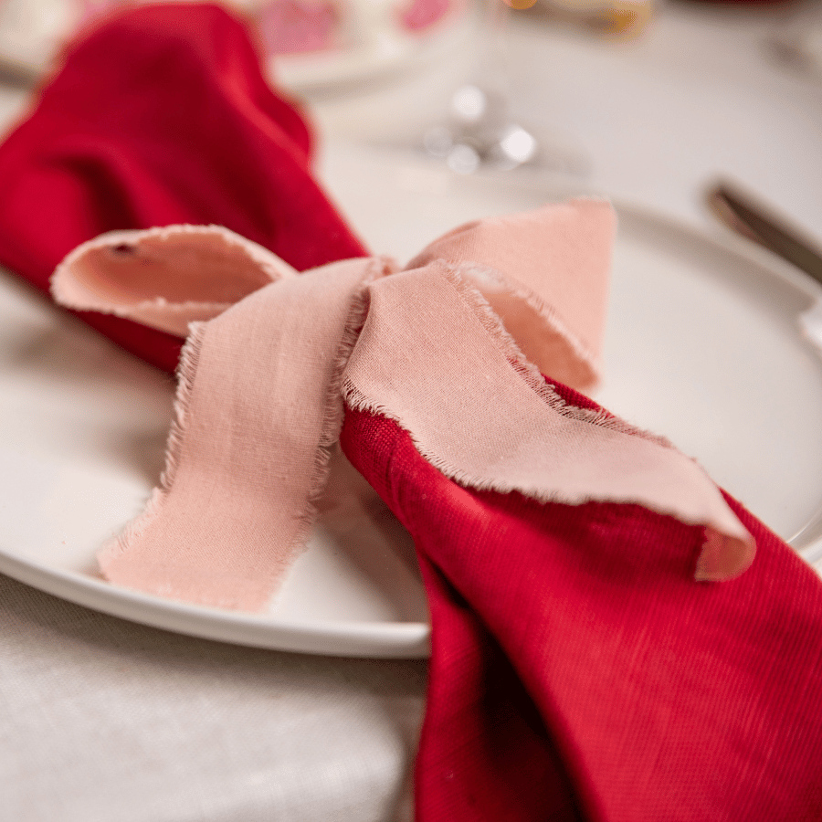 Serviette de table bleue sur une assiette