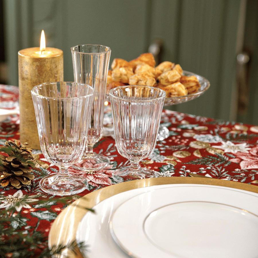 Petite assiette blanche posée sur une plus grande assiette verte