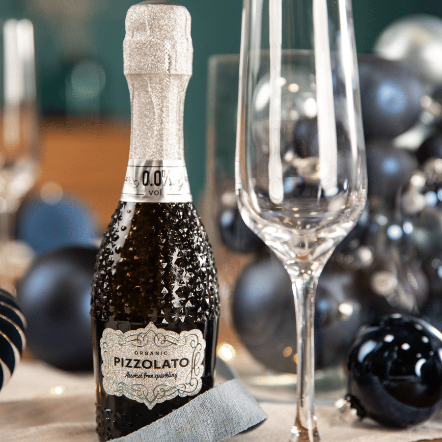 Verres de champagnes servis à table pour les fêtes