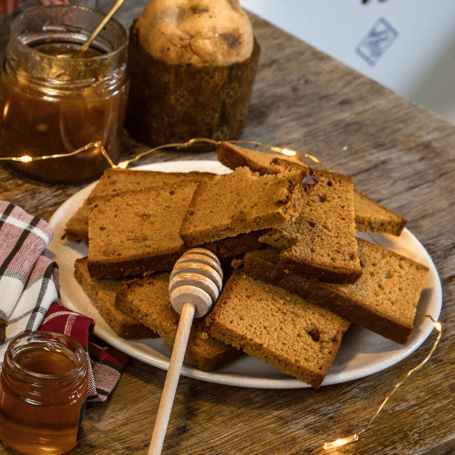 Tranches de pain d'épice coupées sur la table en bois