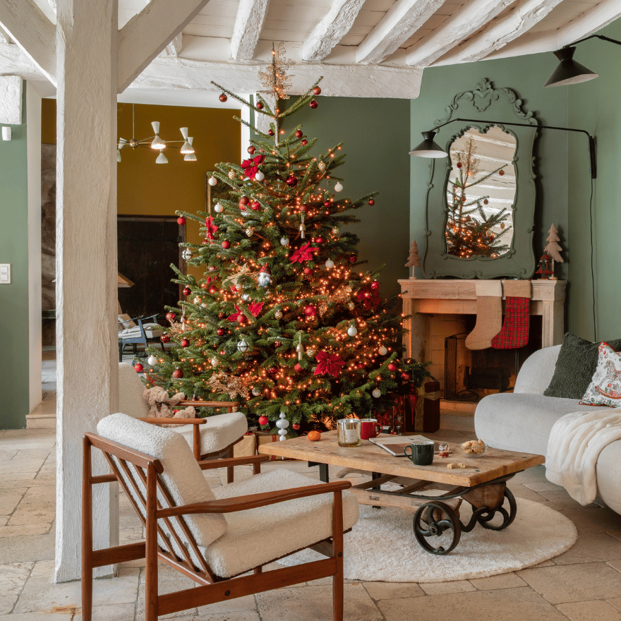 Le salon de la maison décoré avec un grand sapin de Noël