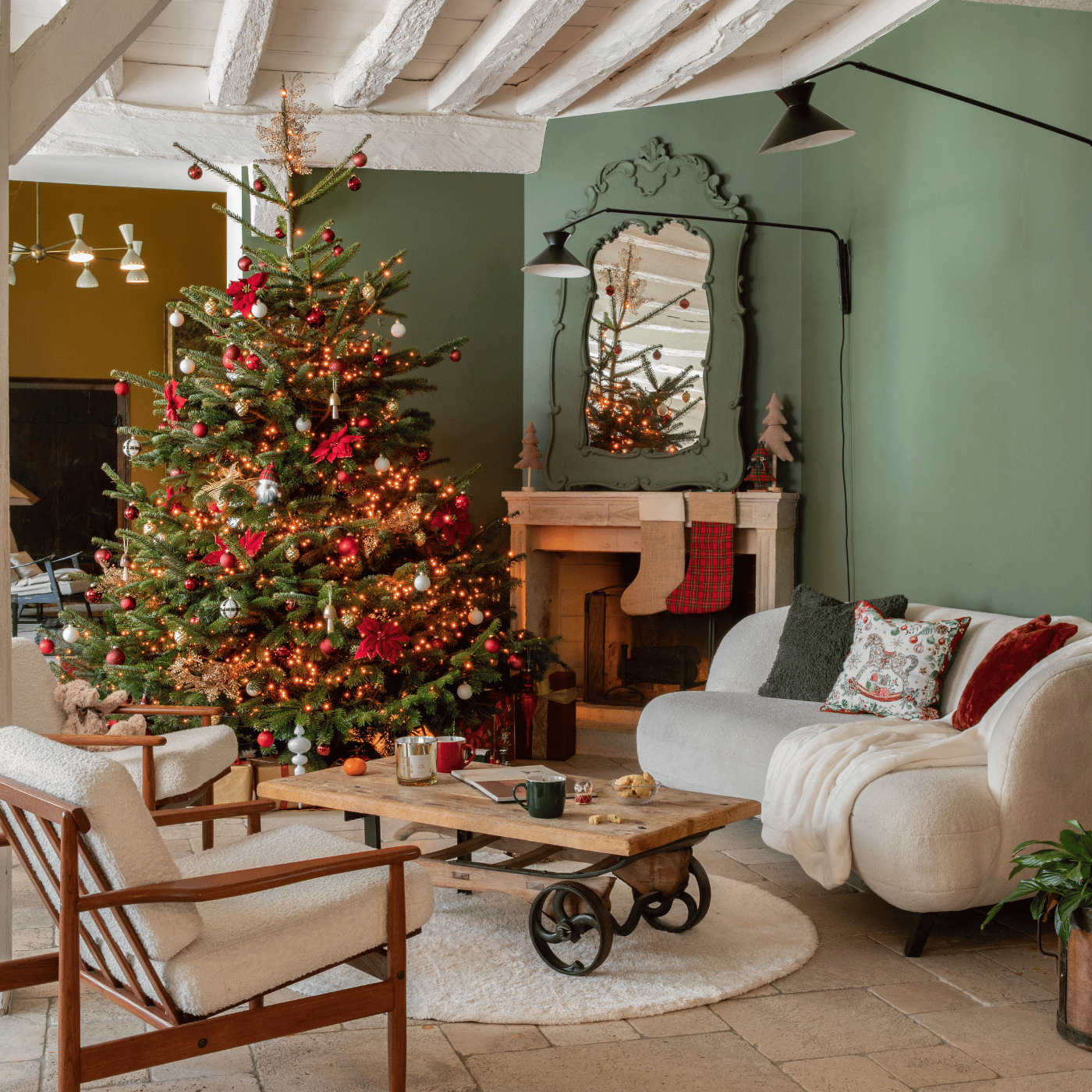 Décoration du salon pour Noël avec un sapin