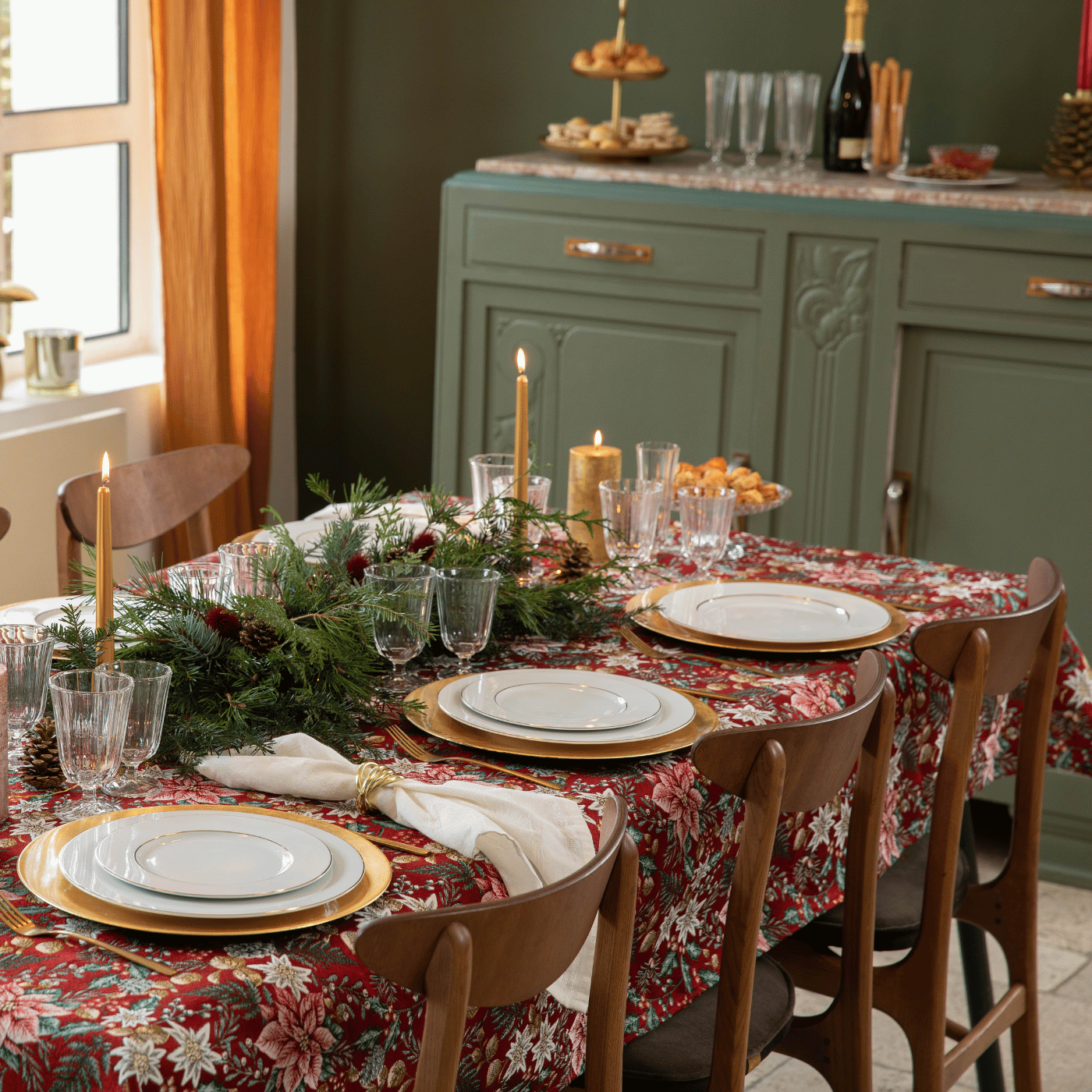 Table de Noël décorée pour le réveillon