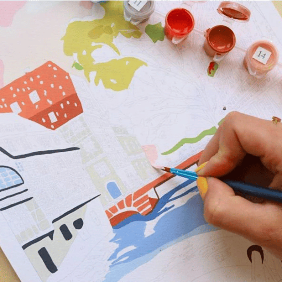 Femme qui fait de la peinture aux numéros