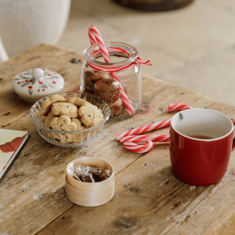 Table avec des confiseries et nougats de Noël
