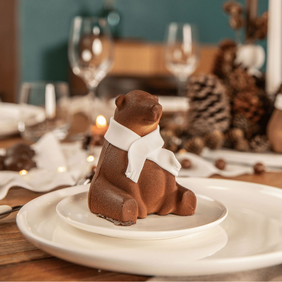Ourson en chocolat sur la table de Noël