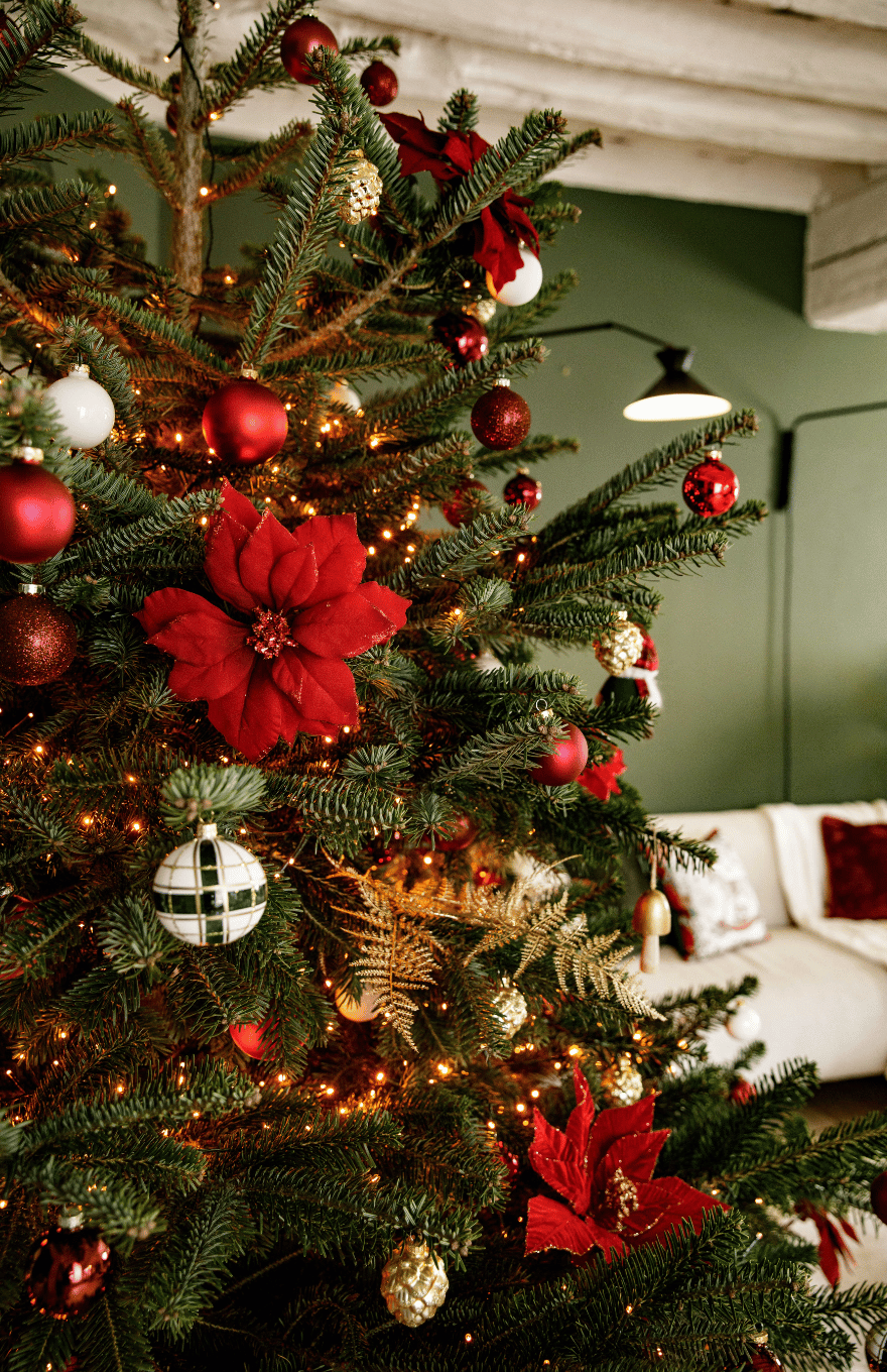 sapin de Noël dans un salon aux couleurs bordeaux et or.