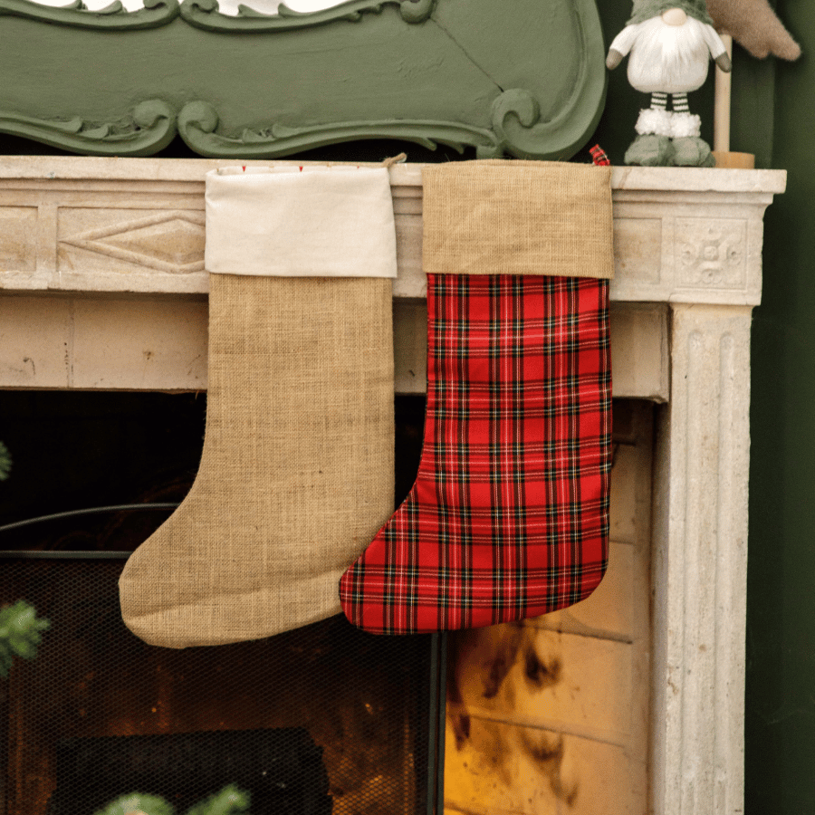 Deux chaussettes de Noël sur la cheminé