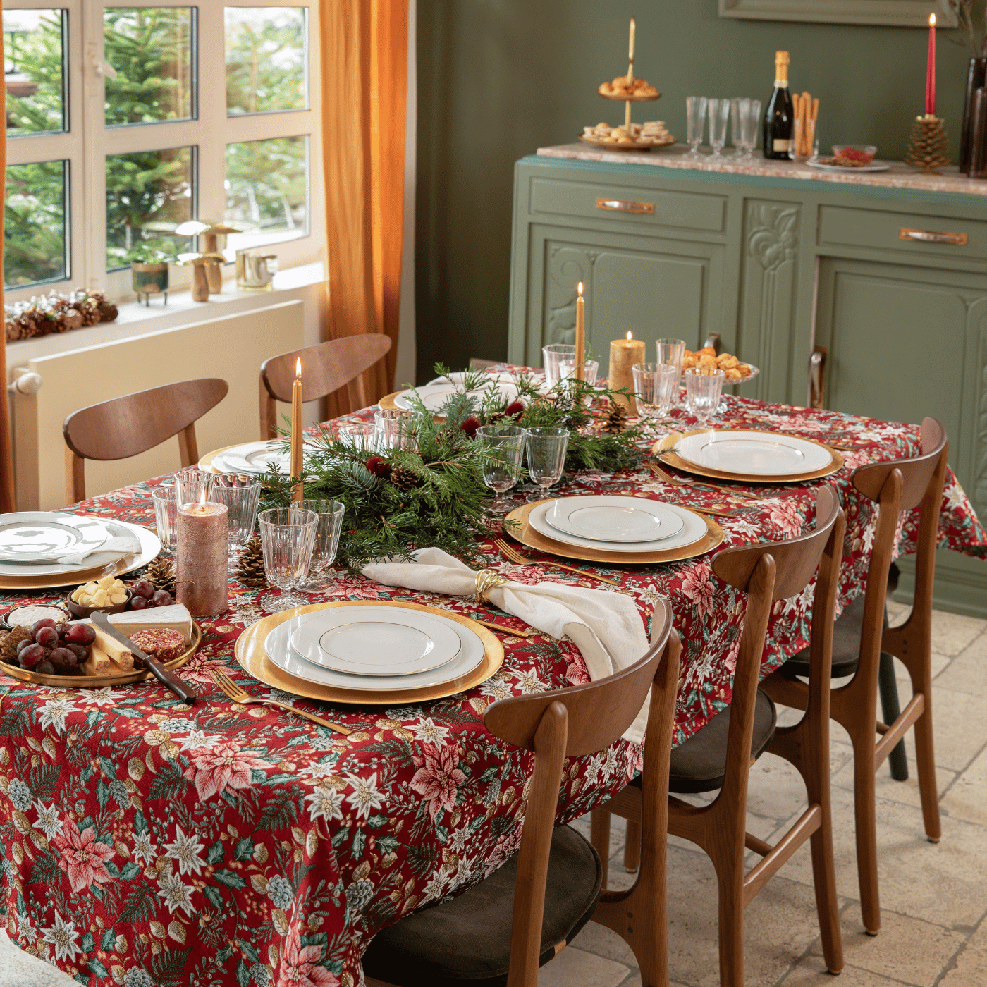 Table décorée pour noël en rouge et or