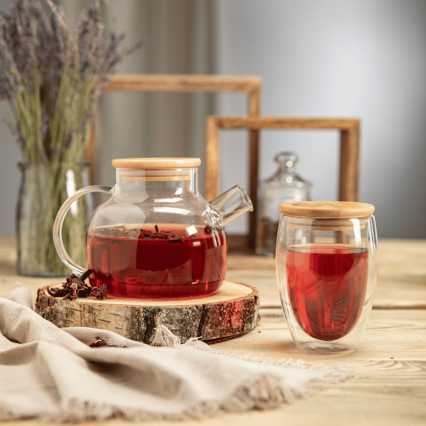 Infusions de couleur rouge dans une théière et un thermos