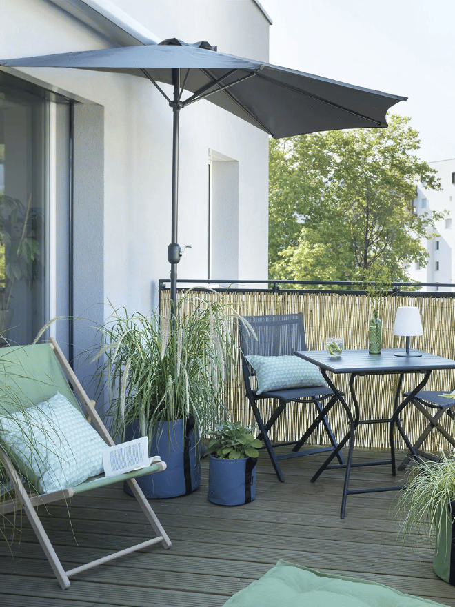 Demi parasol sur un balcon