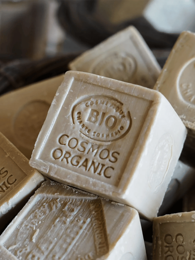 Zoom sur des carrés de savon de Marseille La Corvette