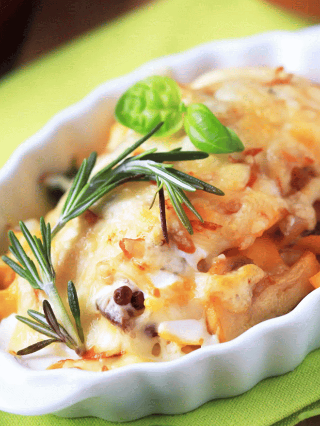 Un gratin végan de pommes de terre et de champignons