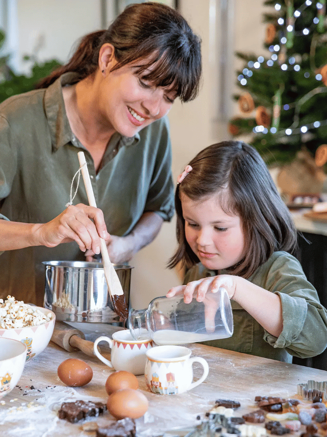 Activité gâteau de Noël entre une mère et sa fille