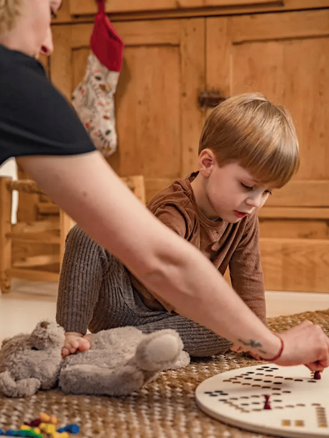 Moment de partage avec enfant à Noël