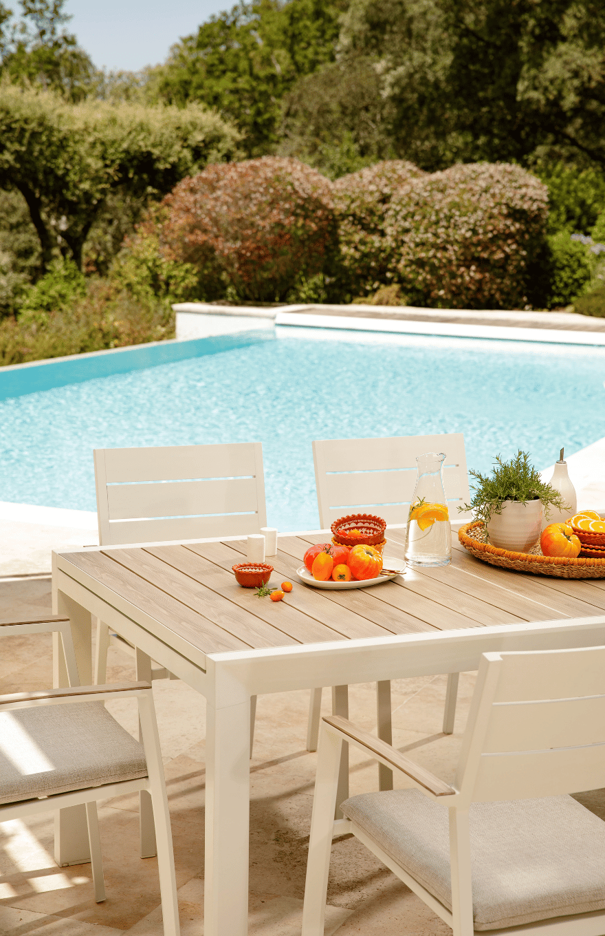 Table Calla blanche devant une piscine en extérieur